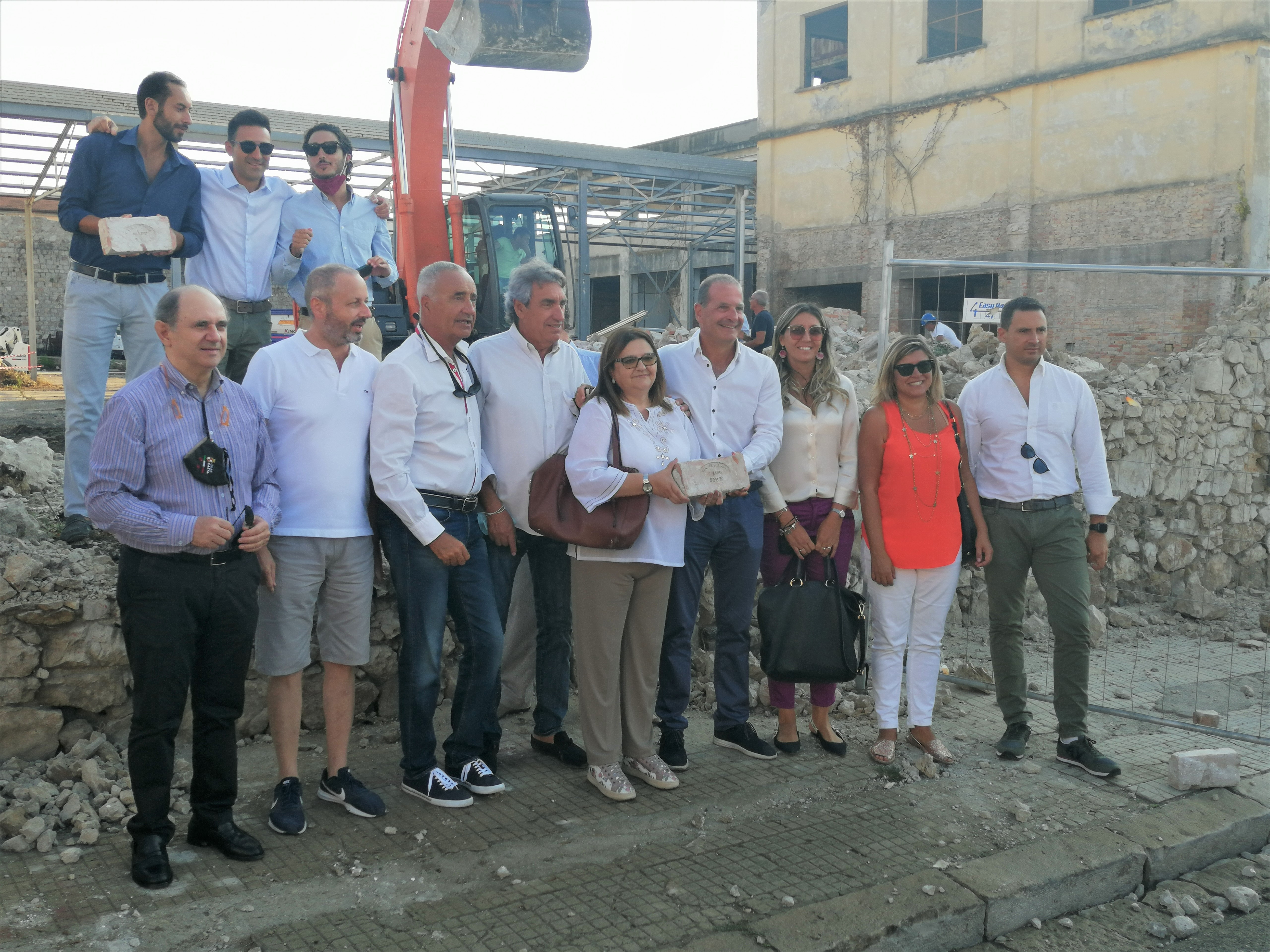 Ex-Avir, abbattimento del muro perimetrale. Mitrano: una giornata storica per la città di Gaeta.