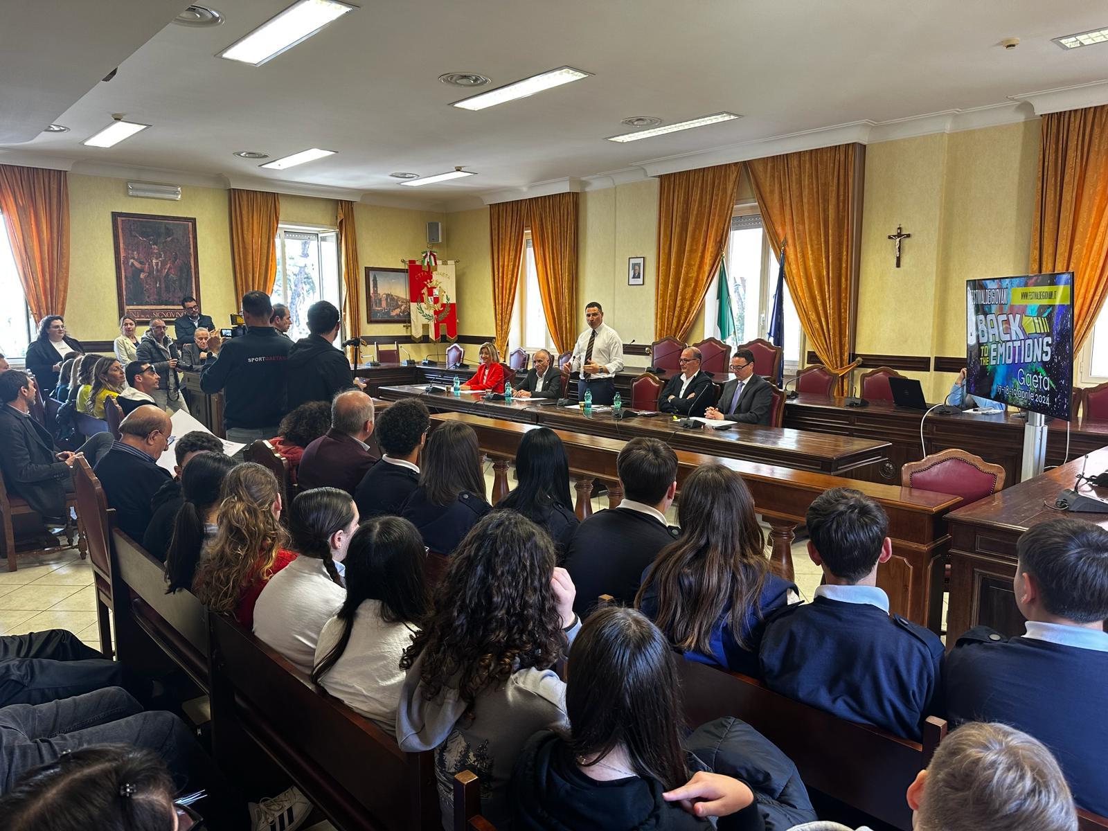 IX EDIZIONE DEL FESTIVAL DEI GIOVANI IX EDIZIONE DEL FESTIVAL DEI GIOVANI