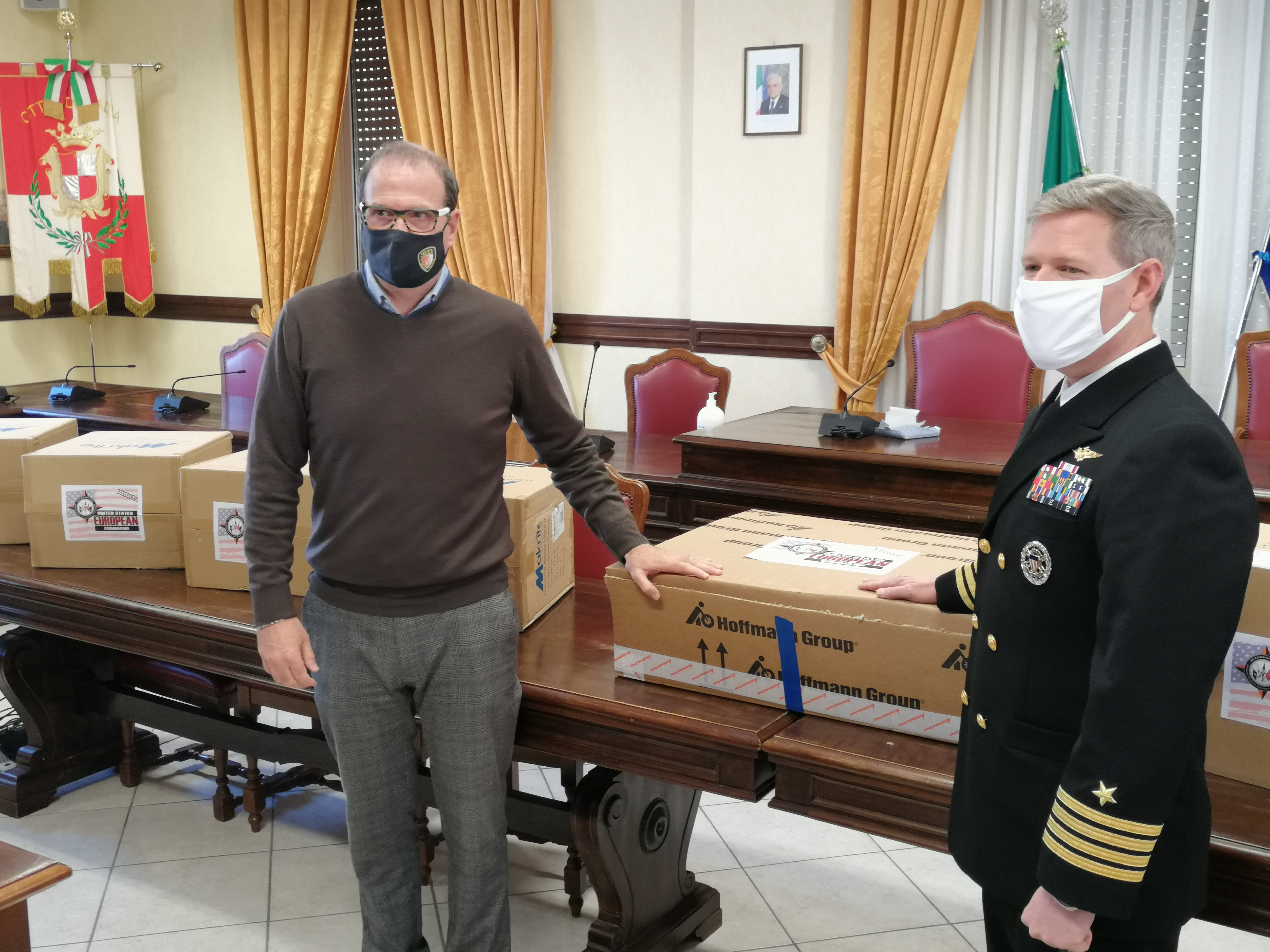 La marina militare statunitense dona dispositivi di protezione individuali