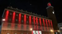 Palazzo illuminato di rosso