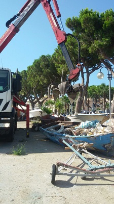 Bonifica ambientale: vasta operazione in località Peschiera del Comune, Autorità Portuale e Guardia Costiera Bonifica ambientale: vasta operazione in località Peschiera del Comune, Autorità Portuale e Guardia Costiera