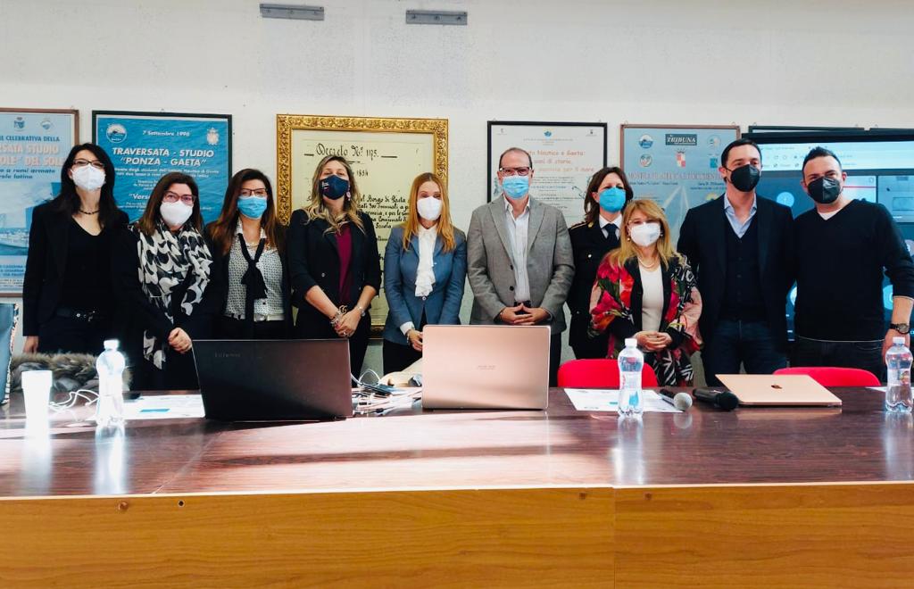 Bullismo e cyberbullismo: i danni visibili e invisibili Bullismo e cyberbullismo: i danni visibili e invisibili