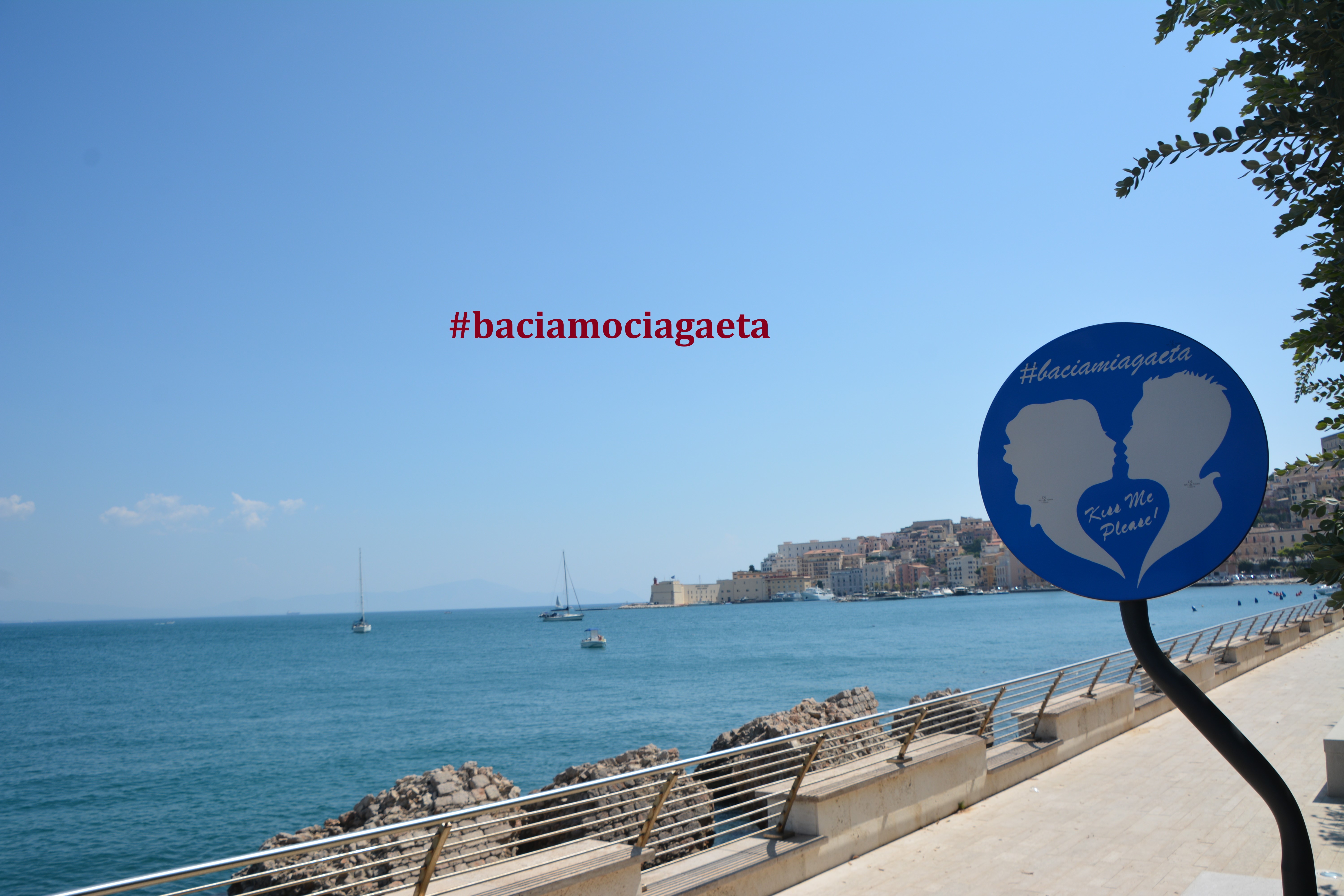 Gaeta, arriva l’obbligo di baciarsi. Collocati cartelli stradali lungo il Viale degli Innamorati ed a Fontania