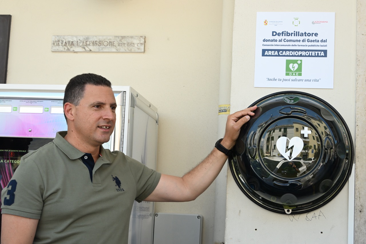 Gaeta, Città cardioprotetta: installato il primo defibrillatore pubblico in Piazza della Libertà