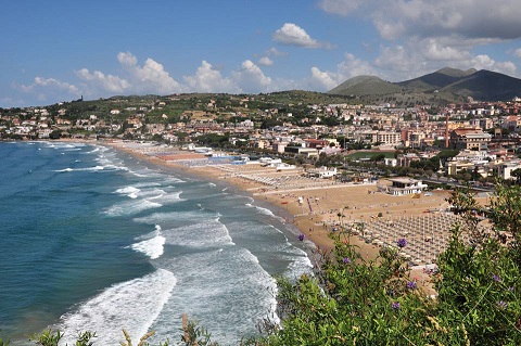 In spiaggia d'inverno: a Gaeta si può