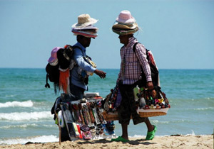 Lotta serrata al commercio abusivo sulle spiagge: sequestrati 5 "carretti " pieni di merci varie