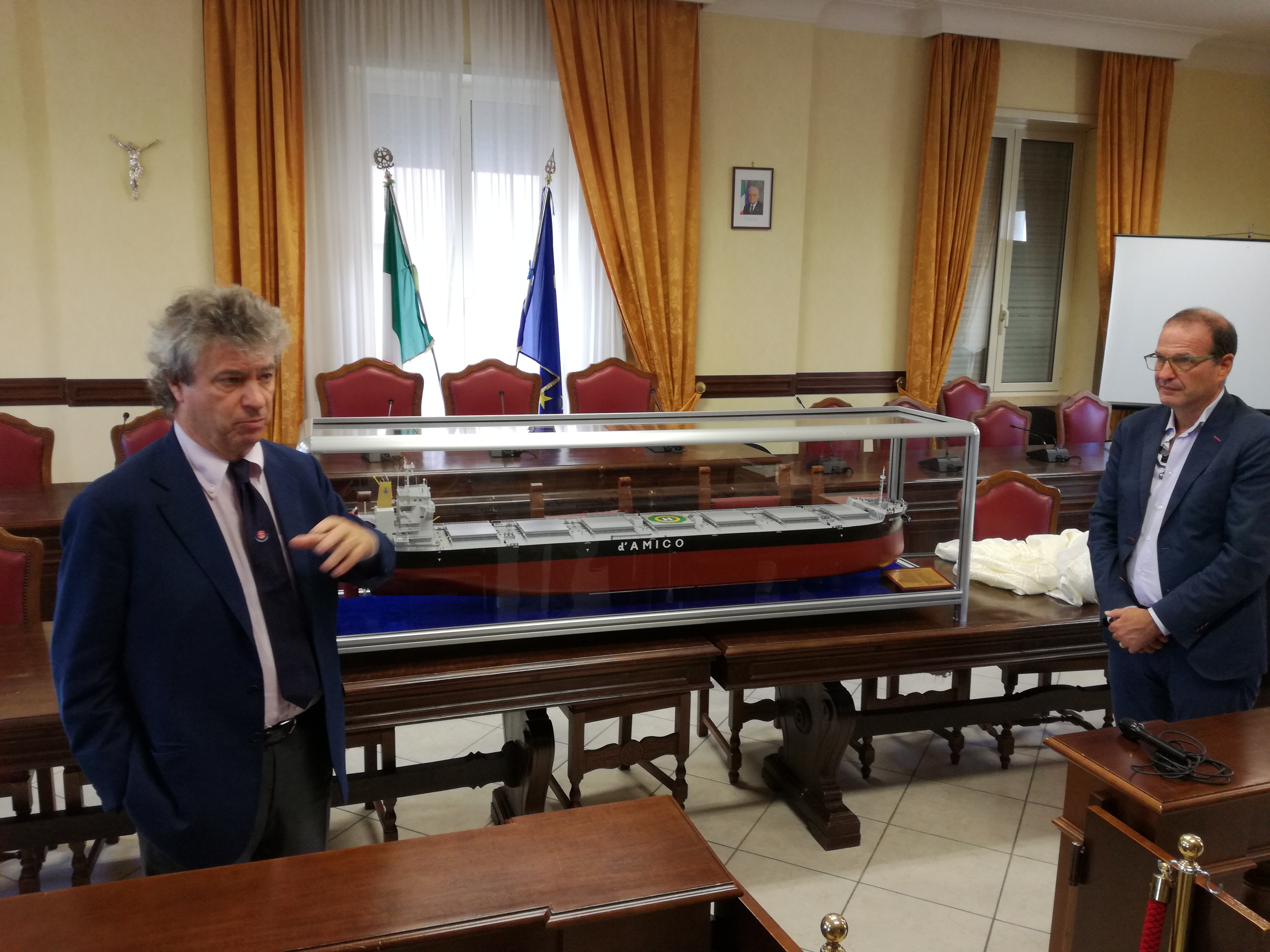 "Medi Serapo", donato alla città un "modellino" della nave della flotta d'Amico "Medi Serapo", donato alla città un "modellino" della nave della flotta d'Amico