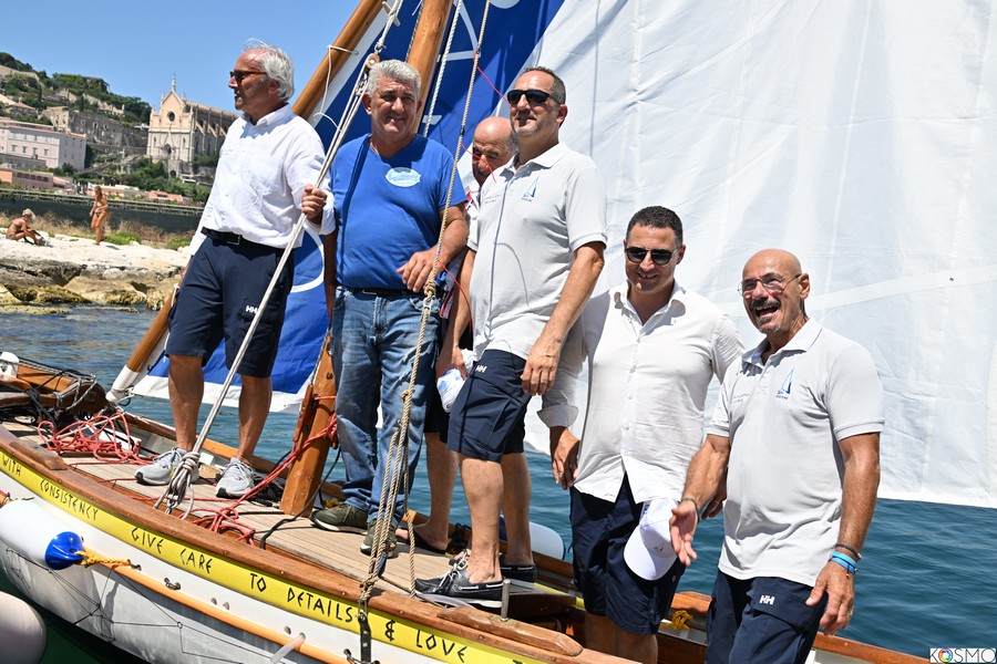 Partita dal Molo Santa Maria la Vela latina per la pace