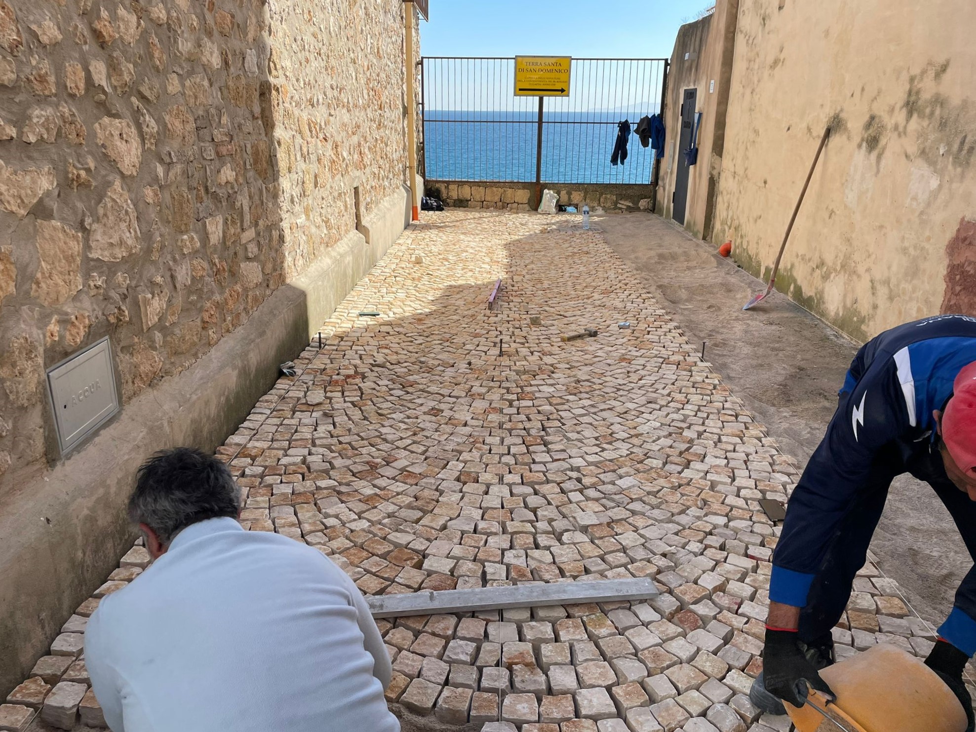 Riqualificata la piazzola adiacente la “Terra Santa”, prosegue l’opera di valorizzazione del centro storico