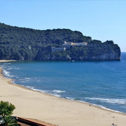 Spiagge libere: in arrivo servizi igienici, torrette di controllo per bagnini e novità per le miniconcessioni