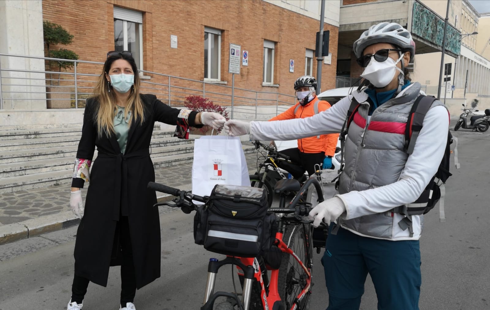 "Tuteliamo chi ci tutela": inizia oggi la consegna dei kit a medici e forze dell'ordine "Tuteliamo chi ci tutela": inizia oggi la consegna dei kit a medici e forze dell'ordine