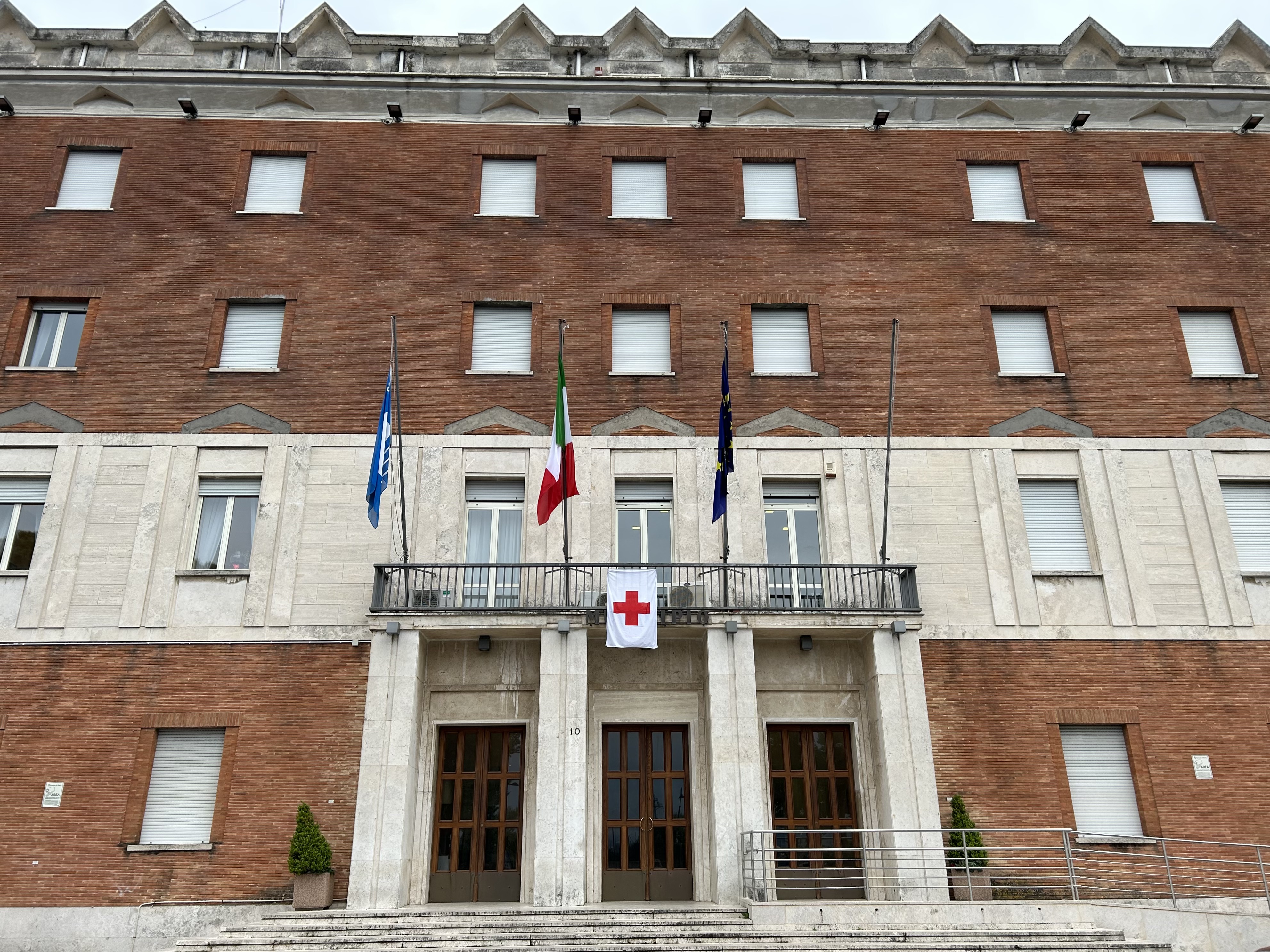 Verso la Giornata mondiale della Croce Rossa, il vessillo CRI sventola sul Palazzo Comunale che si illumina di rosso. Verso la Giornata mondiale della Croce Rossa, il vessillo CRI sventola sul Palazzo Comunale che si illumina di rosso.