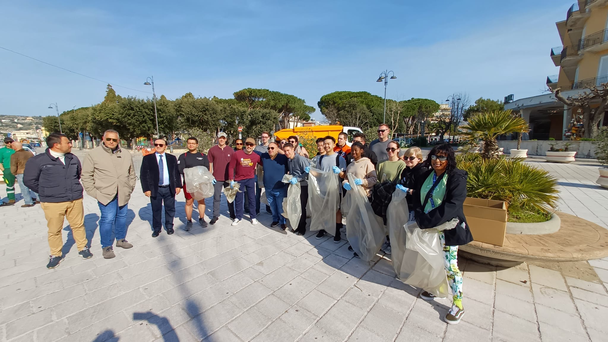 Volontari militari USA ripuliscono la spiaggia di Serapo